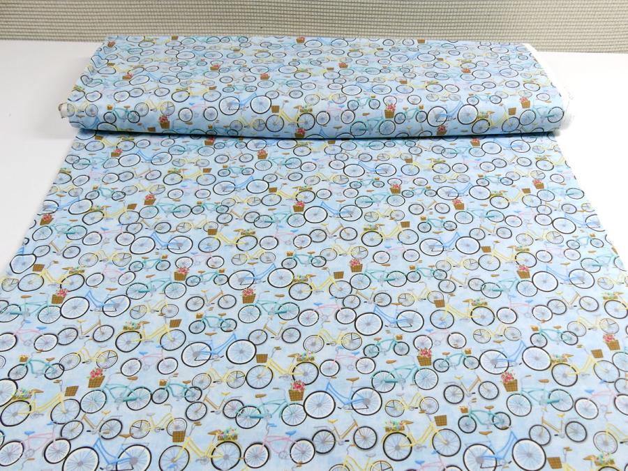 Patchworkstoff mit vielen bunten Fahrrädern. Einige Fahrräder haben einen Korb mit Blumen auf dem Gepäckträger.